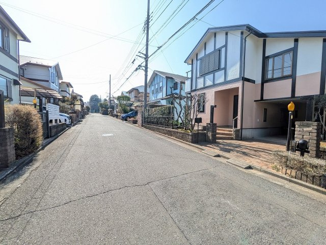 八王子市　石川町　中古戸建ての前面道路含む現地写真|～南西側6ｍ道路に面しています～
