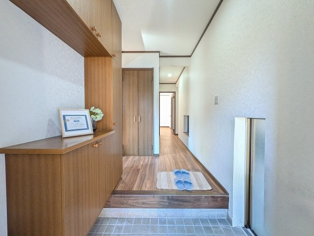 八王子市　石川町　中古戸建ての玄関|～開放感のある玄関ホール～