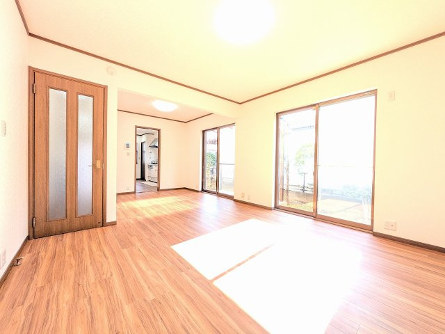 八王子市　石川町　中古戸建ての居間・リビング|～12.5帖のダイニング　キッチンを入れると17.5帖の広々LDK～