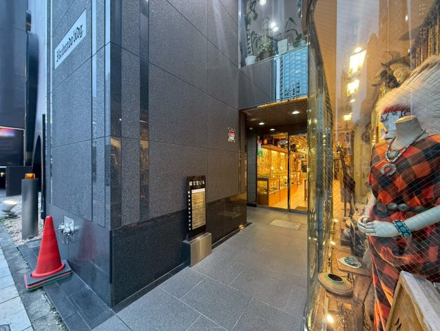 郁文堂青山通りビル　4Fのエントランス