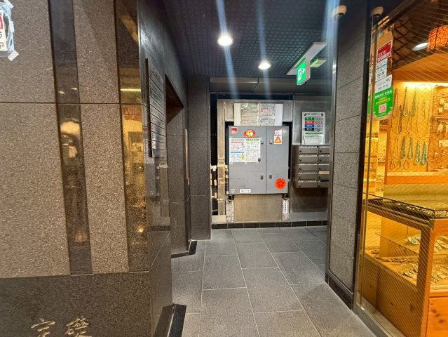 郁文堂青山通りビル　4Fのエントランス