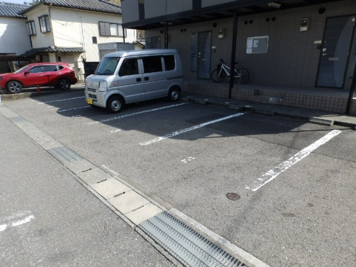 コンフィアンサ山本の駐車場|駐車場