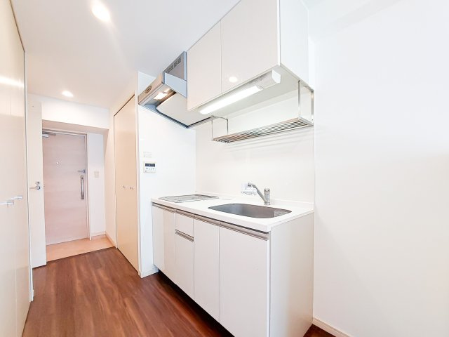 サヴォイフェアリーパーク　2階のキッチン|別号室のものです。現状優先になります。
※床・設備の色はお部屋によって異なります。
