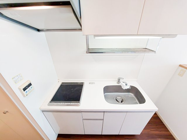 サヴォイフェアリーパーク　2階のキッチン|別号室のものです。現状優先になります。
※床・設備の色はお部屋によって異なります。