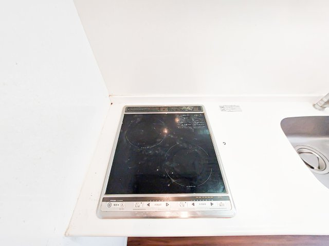 サヴォイフェアリーパーク　2階のキッチン|別号室のものです。現状優先になります。
※床・設備の色はお部屋によって異なります。