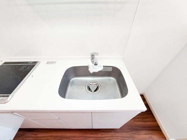 サヴォイフェアリーパーク　2階のキッチン|別号室のものです。現状優先になります。
※床・設備の色はお部屋によって異なります。