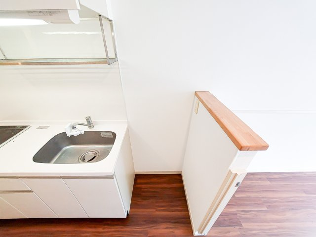 サヴォイフェアリーパーク　2階のキッチン|別号室のものです。現状優先になります。
※床・設備の色はお部屋によって異なります。