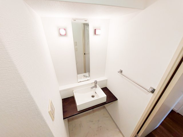 サヴォイフェアリーパーク　2階の独立洗面台|別号室のものです。現状優先になります。
※床・設備の色はお部屋によって異なります。
