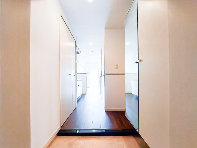 サヴォイフェアリーパーク　2階の玄関|別号室のものです。現状優先になります。
※床・設備の色はお部屋によって異なります。