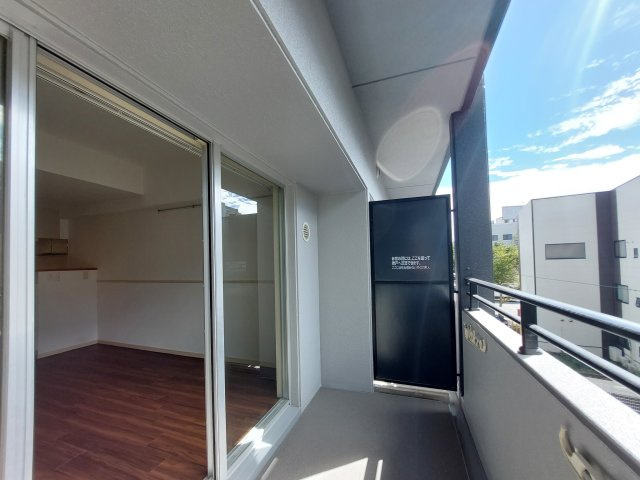サヴォイフェアリーパーク　2階のバルコニー|別号室のものです。現状優先になります。
※床・設備の色はお部屋によって異なります。