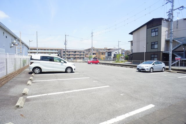 セジュール恋の窪の駐車場