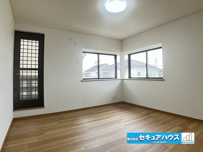 【中古住宅】名古屋市中川区千音寺3丁目の洋室|【洋室】
◆広々とした居住空間は日々の暮らしを彩り、心のやすらぎと満足感を与えてくれます。通風と採光を考慮した設計は子供たちはのびのび育ち、家族でくつろぎと団らんを生み出します。