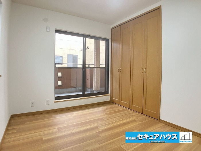 【中古住宅】名古屋市中川区千音寺3丁目の洋室|【洋室】
◆家族一人ひとりの大切なプライベート空間。趣味に合わせて使って頂けるようシンプルに仕上げてあります。暮らし心地を大きく左右する収納を、適材適所に配置し使い勝手を考慮しました。　