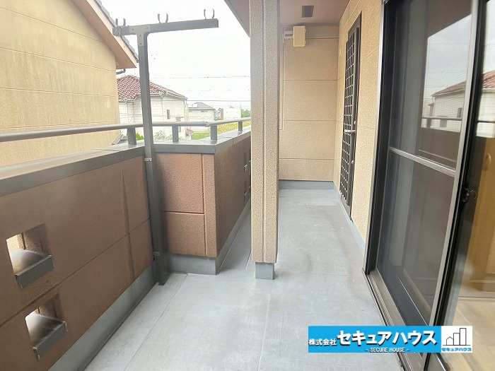 【中古住宅】名古屋市中川区千音寺3丁目のバルコニー|【バルコニー】
◆見晴らしもよく、太陽の温かな温もりをめいっぱい受け止めてくれます。
太陽の光と爽やかな風を受けたお洗濯物はあっという間に乾き、取りこむ時には太陽の匂いを感じられそうですね。　