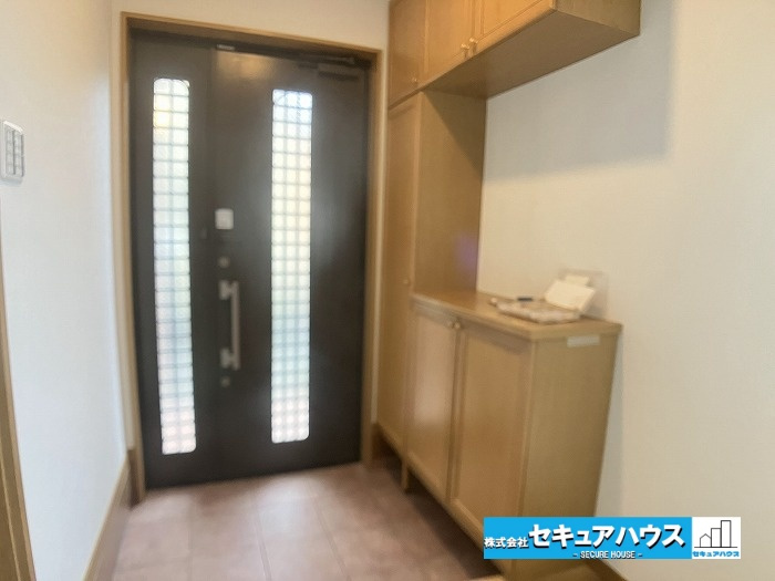 【中古住宅】名古屋市中川区千音寺3丁目の玄関|【玄関】
◆シューズボックス付きの玄関です。家族の写真を飾ったり、鍵を置くスペースとしても利用することができます。