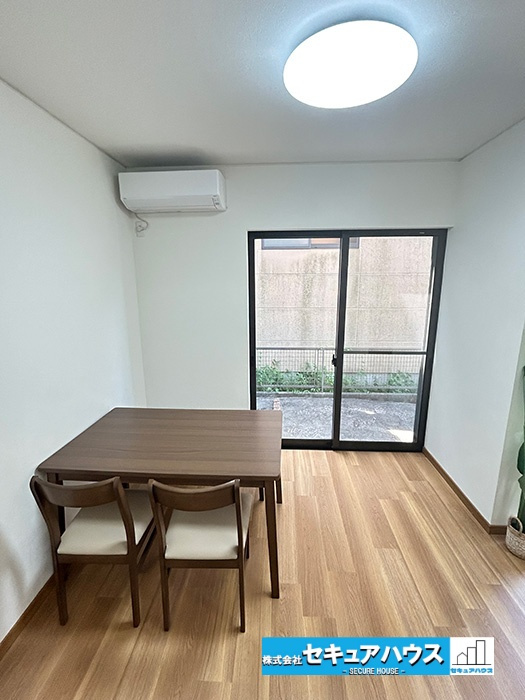 【中古住宅】名古屋市中川区千音寺3丁目の居間・リビング|【LDK】
◆日当たりが良く温かい広々リビングは家族の団らんスペースになります。
◆リビングエアコン、家具はお引渡し時にそのままプレゼント♪