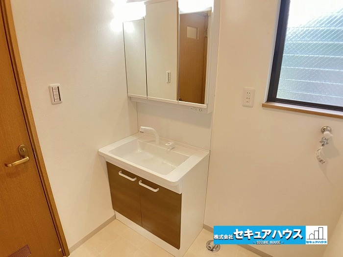 【中古住宅】名古屋市中川区千音寺3丁目の独立洗面台|【洗面台イメージ】
◆鏡の裏にはたっぷりと収納スペースを標準装備！
◆電源を付属しているのでドライヤーなど利用できます。