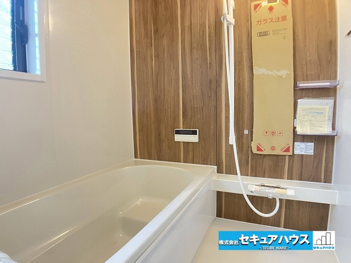 【中古住宅】名古屋市中川区千音寺3丁目の浴室|【浴室】
◆アクセントパネルで落ち着きのある雰囲気を演出します。毎日の疲れを癒やすバスタイムをお楽しみ下さい！
◆窓付きで、カビの繁殖を抑える効果があります。