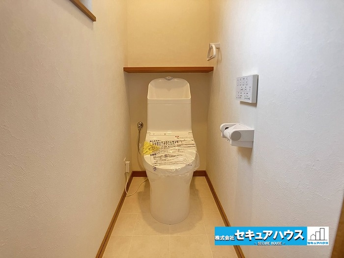 【中古住宅】名古屋市中川区千音寺3丁目のトイレ|【高機能トイレ】
◆高機能トイレの多くは便器のフタの開閉が自動であり、使用後に手動で水を流す面倒もなく非常に便利です。スタイリッシュな見た目で、お掃除しやすく、節水効果が高いです。