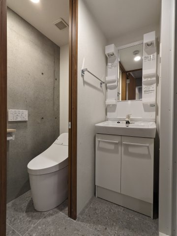 ミオテゾーロ哲学堂カーザの洗面所|脱衣スペースもあります