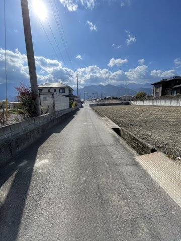 新居浜市中村松木２丁目の売地の前面道路含む現地写真