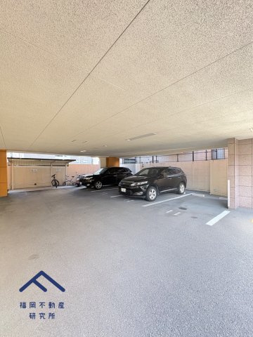 エンクレスト天神南Ⅲの駐車場