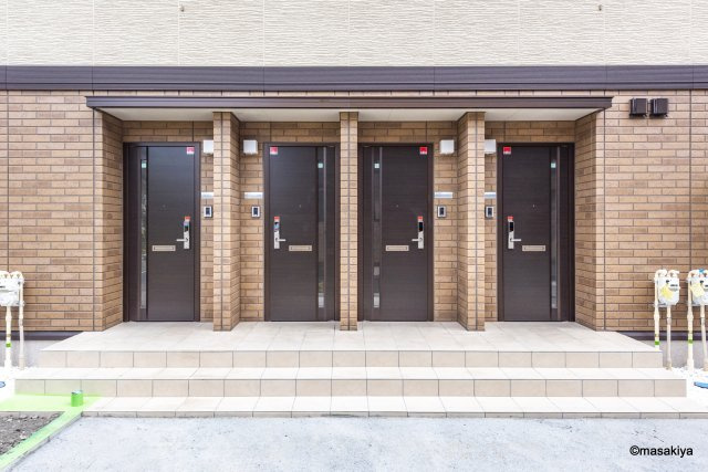 蔵谷ハイツのエントランス|写真は同じ大和ハウス施工の物です。色、仕様は若干異なります。