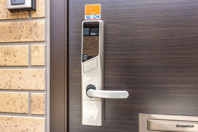 蔵谷ハイツのエントランス|写真は同じ大和ハウス施工の物です。色、仕様は若干異なります。