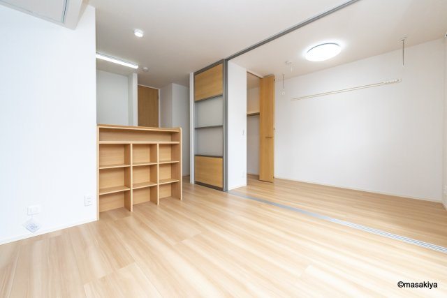 蔵谷ハイツの居間・リビング|写真は同じ大和ハウス施工の物です。色、仕様は若干異なります。