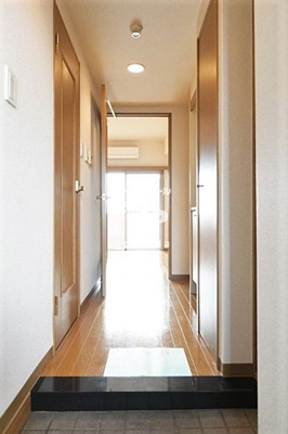 【玄関】 | シンシア大森本町 | 玄関からお部屋にかけて