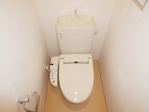 温水洗浄便座付きのトイレです♪