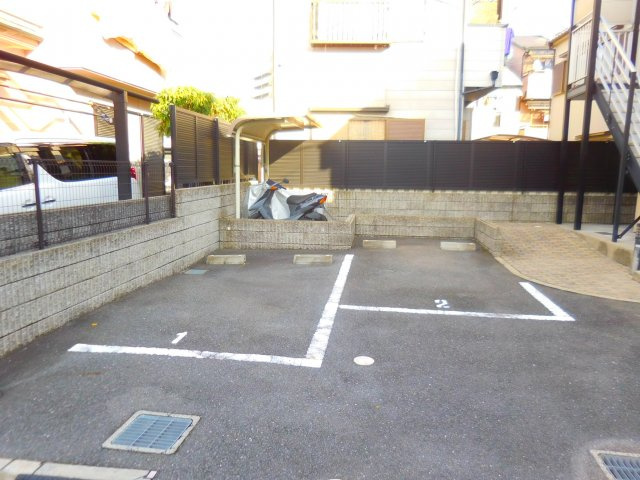 レオパレスワンズライフの駐車場