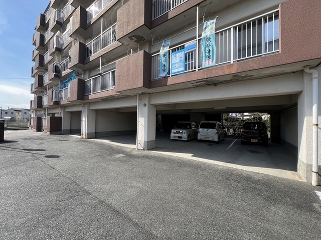 プレアール荒木の駐車場