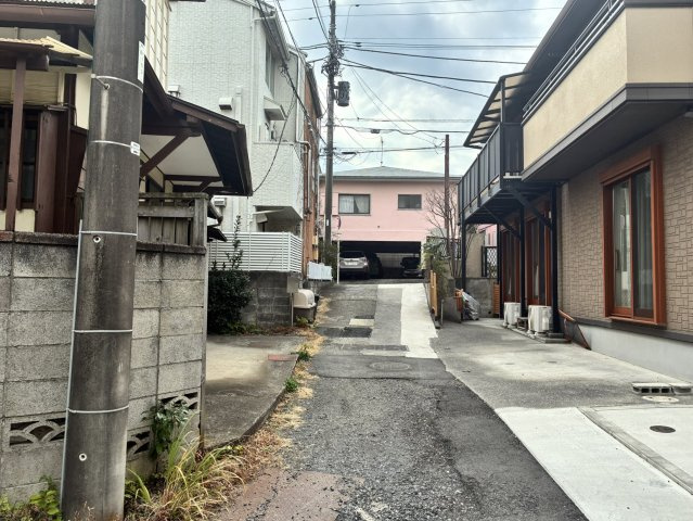 海まで徒歩15分！鎌倉中心地の大型邸宅の前面道路含む現地写真|前面道路