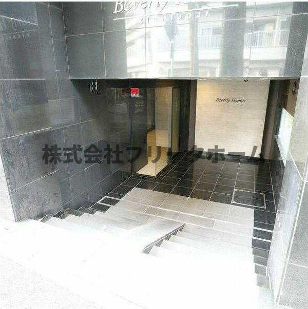 武蔵野市吉祥寺北町３丁目の賃貸マンションのエントランス