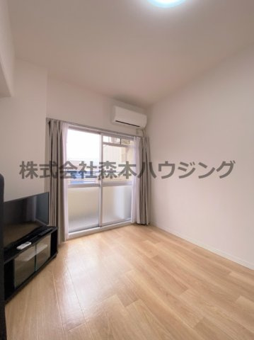 【洋室】 | 　ミルキーハイツ | 明るい洋室です