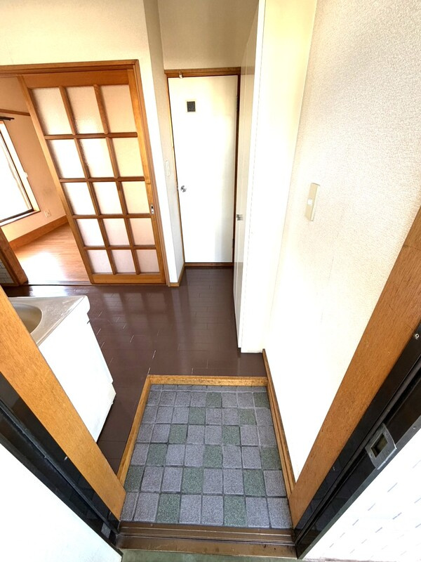 川崎市多摩区菅馬場１丁目のアパートの玄関