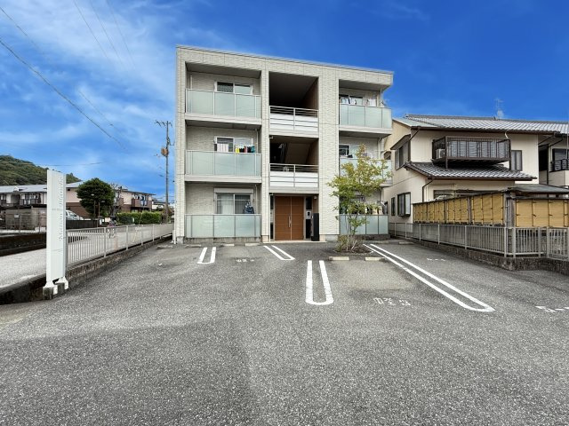 メゾン ブランシュの駐車場