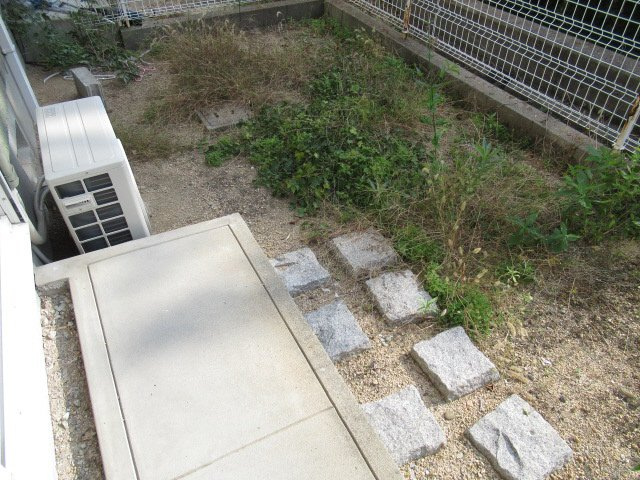 タウニイ塩屋の庭