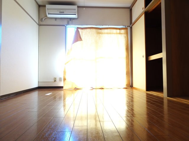 ウサミアパートメントの洋室