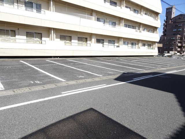 ウサミアパートメントの駐車場