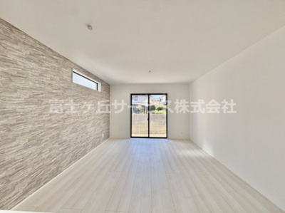 【居間・リビング】 | 豊橋市伝馬町 新築一戸建て 1号棟 | こちらの居間で趣味の時間をお楽しみください