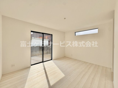 【寝室】 | 豊橋市伝馬町 新築一戸建て 1号棟 | 開放的な寝室です
