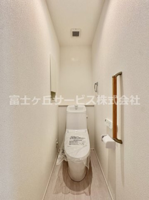 【トイレ】 | 豊橋市伝馬町 新築一戸建て 1号棟 | 清潔感のあるトイレです