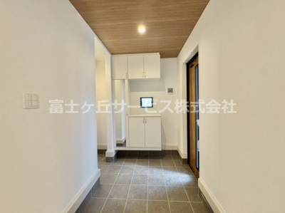 【玄関】 | 豊橋市伝馬町 新築一戸建て 1号棟 | 落ち着いた玄関です