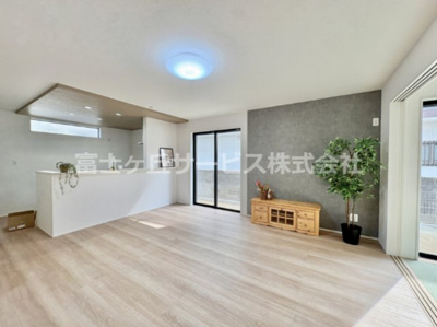 【居間・リビング】 | 豊橋市伝馬町 新築一戸建て 2号棟 | ＬＤＫです