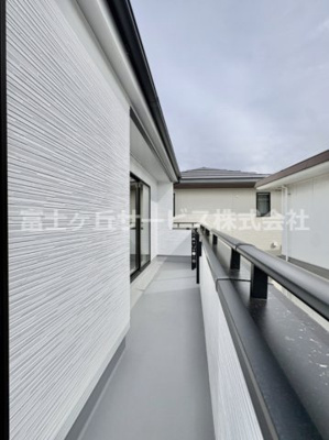 【バルコニー】 | 豊橋市伝馬町 新築一戸建て 2号棟 | お洗濯にも便利なバルコニー付き