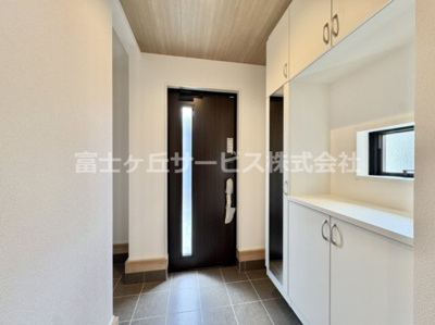 【玄関】 | 豊橋市伝馬町 新築一戸建て 2号棟 | きれいな玄関です