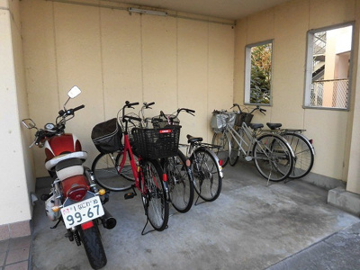 【その他】 | アーバンハイツ佐藤 | 建物内の自転車置き場です