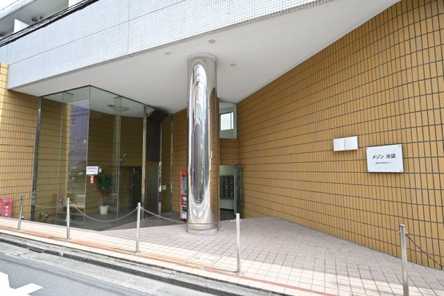 豊島区池袋本町２丁目のアパートのエントランス
